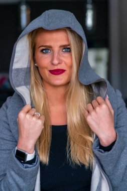 Muhteşem sarışın bir model işe gitmeden önce evde bir gün geçirmekten zevk alıyor.