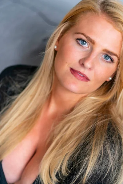 Muhteşem sarışın bir model işe gitmeden önce evde bir gün geçirmekten zevk alıyor.