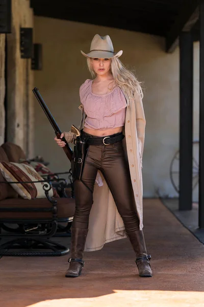 Vacker Blond Modell Klädd Som Cowgirl Njuter Utomhus Väder — Stockfoto