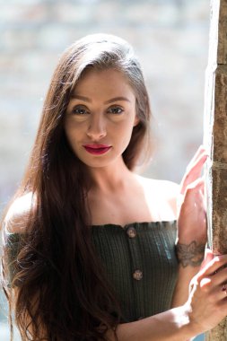 Muhteşem bir esmer model, açık havada bir bahar gününün tadını çıkarıyor. 