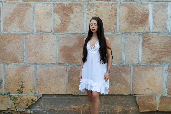 Muhteşem bir esmer model, açık havada bir bahar gününün tadını çıkarıyor. 