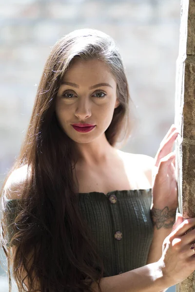 Gorgeous Brunette Model Enjoys Spring Day Outdoors — Stock Photo, Image