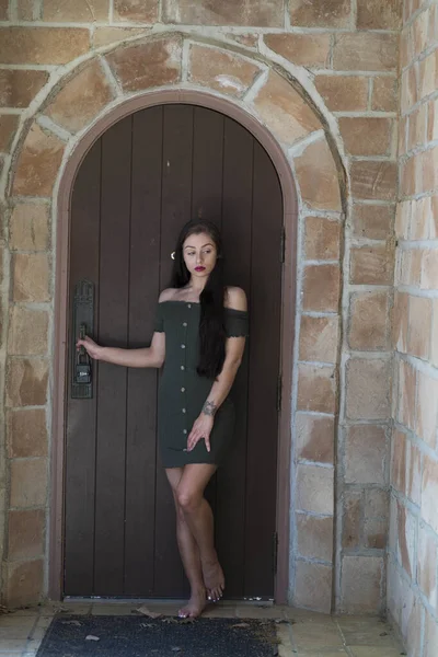 Muhteşem bir esmer model, açık havada bir bahar gününün tadını çıkarıyor. 