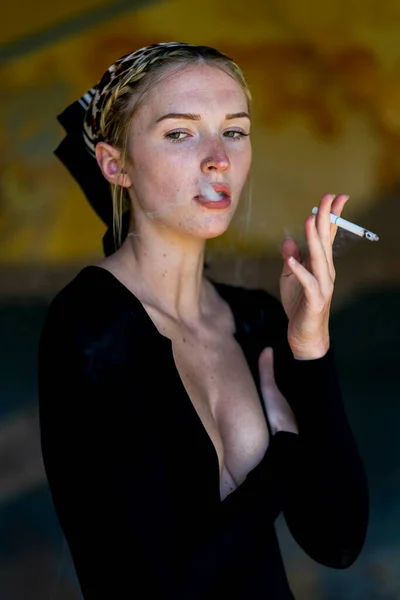 Gorgeous Blonde Model Takes Smoke Break Gorgeous Spring Day American — Fotografia de Stock