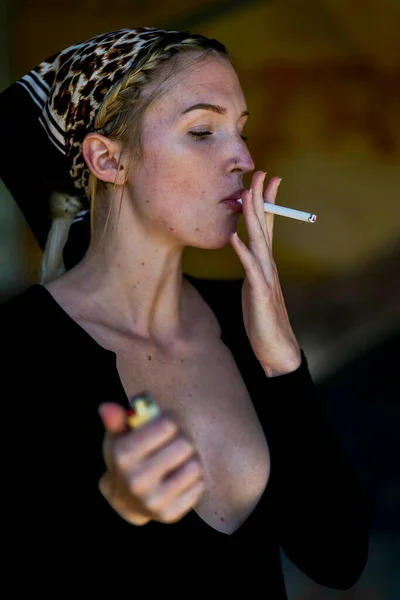 Gorgeous Blonde Model Takes Smoke Break Gorgeous Spring Day American — стоковое фото