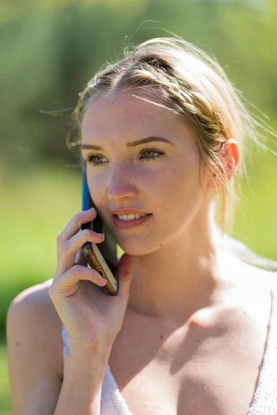 Nádherná Blondýna Užívá Počasí Zároveň Projevuje Emoce Mluvením Mobilním Zařízení — Stock fotografie