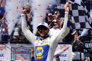 Chase Elliott, Dover, DE 'deki Dover Motor Yarış Pistinde RelaDyne tarafından sunulan DuraMAX Drydene 400' ü kazandı..