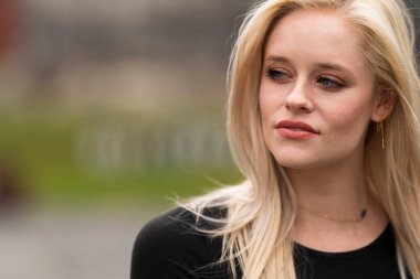 Muhteşem sarışın bir model işe gitmeden önce evde bir gün geçirmekten zevk alıyor.