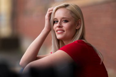 Muhteşem sarışın bir model işe gitmeden önce evde bir gün geçirmekten zevk alıyor.