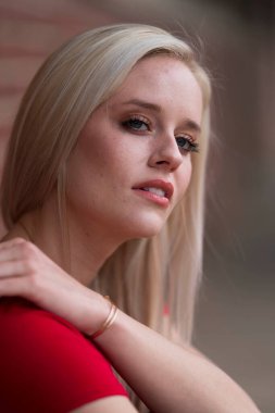 Muhteşem sarışın bir model işe gitmeden önce evde bir gün geçirmekten zevk alıyor.