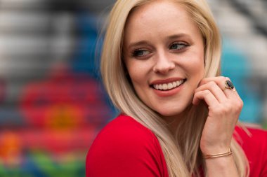 Muhteşem sarışın bir model işe gitmeden önce evde bir gün geçirmekten zevk alıyor.