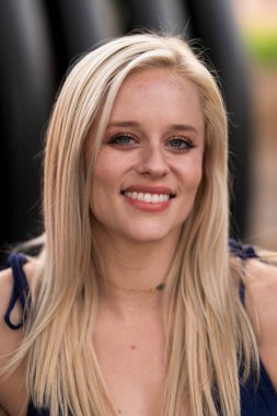 Muhteşem sarışın bir model işe gitmeden önce evde bir gün geçirmekten zevk alıyor.