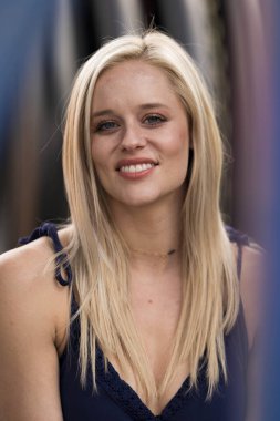 Muhteşem sarışın bir model işe gitmeden önce evde bir gün geçirmekten zevk alıyor.