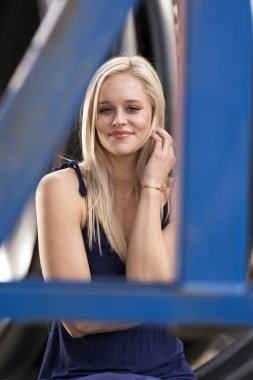 Muhteşem sarışın bir model işe gitmeden önce evde bir gün geçirmekten zevk alıyor.