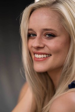 Muhteşem sarışın bir model işe gitmeden önce evde bir gün geçirmekten zevk alıyor.