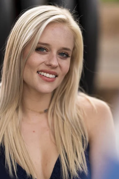 Muhteşem sarışın bir model işe gitmeden önce evde bir gün geçirmekten zevk alıyor.