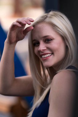 Muhteşem sarışın bir model işe gitmeden önce evde bir gün geçirmekten zevk alıyor.