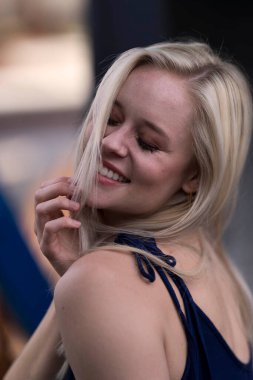 Muhteşem sarışın bir model işe gitmeden önce evde bir gün geçirmekten zevk alıyor.