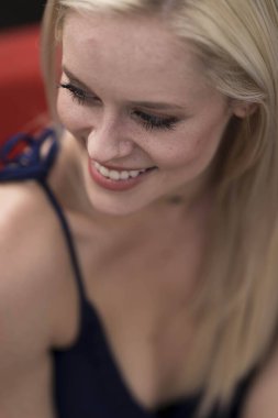 Sarışın bir model, açık havada bahar gününün tadını çıkarıyor. 