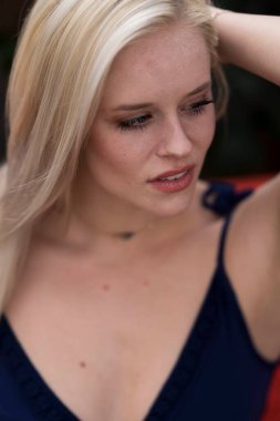 Sarışın bir model, açık havada bahar gününün tadını çıkarıyor. 