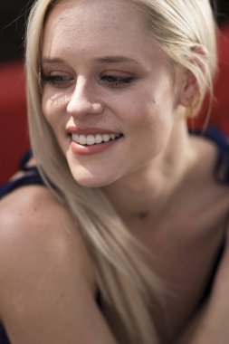 Sarışın bir model, açık havada bahar gününün tadını çıkarıyor. 