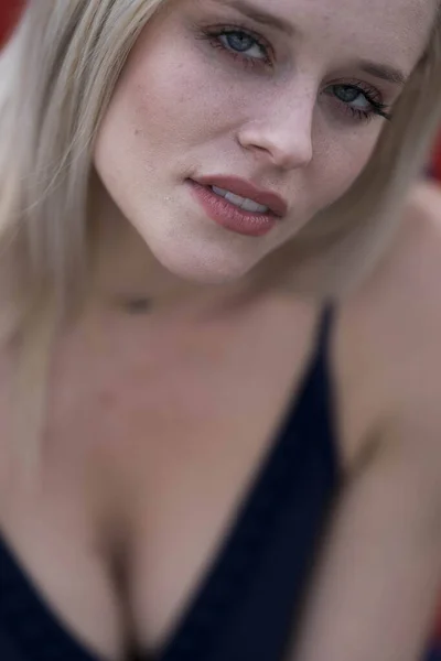 Een Prachtig Blond Model Geniet Van Een Lentedag Buiten — Stockfoto