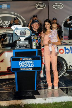 John Hunter Nemechek, Darlington, SC 'deki Darlington Hipodromu' nda Tools 200 yarışında kazandığı zaferi kutluyor..