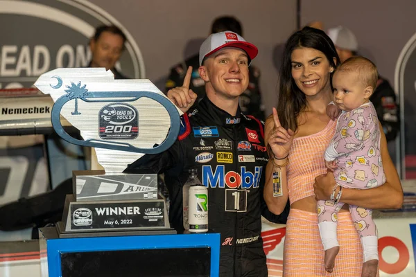 John Hunter Nemechek, Darlington, SC 'deki Darlington Hipodromu' nda Tools 200 yarışında kazandığı zaferi kutluyor..