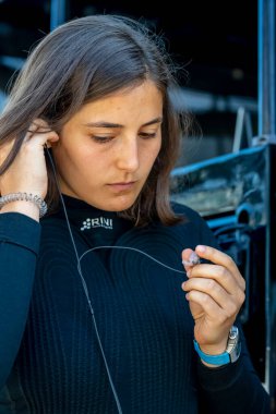 Bogota, Kolombiya 'dan TATIANA CALDERON (R) (11) Indianapolis Indiana' daki Indianapolis Motor Yarış Pisti 'nde GMR Grand Prix antrenmanına hazırlanıyor.