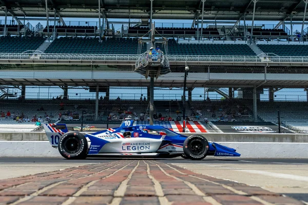 Barselona, İspanya 'dan ALEX PALOU (10) Indianapolis Indiana' daki Indianapolis Motor Yarış Pisti 'nde GMR Grand Prix antrenmanı sırasında tuğla bahçesini geçer..