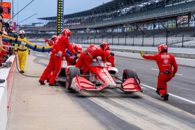 İsveç 'in Kumla kentinden MARCUS ERICSSON (8), Indianapolis Indiana' daki Indianapolis Motor Yarış Pisti 'ndeki GMR Grand Prix sırasında arabasını servise getirdi..