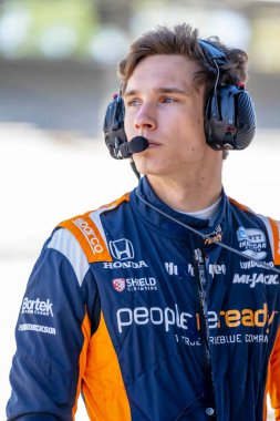 Danimarka 'nın Hedensted şehrinden CHRISTIAN LUNDGAARD (R) (30) Indianapolis 500 için Indianapolis Motor Yarış Pisti' nde antrenman yapmaya hazırlanıyor.