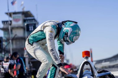 Kanada 'nın Stouffville kentinden DALTON KELLETT (4) Indianapolis' teki Indianapolis 500 Yarış Pistinde antrenman yapmaya hazırlanıyor..