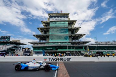 Barselona, İspanya 'dan ALEX PALOU (10) Indianapolis' teki Indianapolis Motor Yarış Pisti 'nde Indianapolis 500 antrenmanı sırasında tuğla bahçesini geçer..