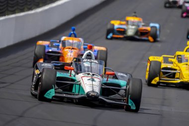 Kanada 'nın Stouffville kentinden DALTON KELLETT (4) Indianapolis' teki Indianapolis Motor Yarış Pisti 'nde Indianapolis 500 için yapılan antrenman sırasında ön sahada yarışır..