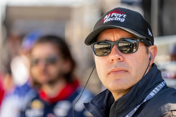 INDYCAR Serisi Takım Yöneticisi Larry Foyt takımının Indianapolis, Indiana 'daki Indianapolis Motor Yarış Pisti' nde Indianapolis 500 için yazı hazırlıklarını izliyor..
