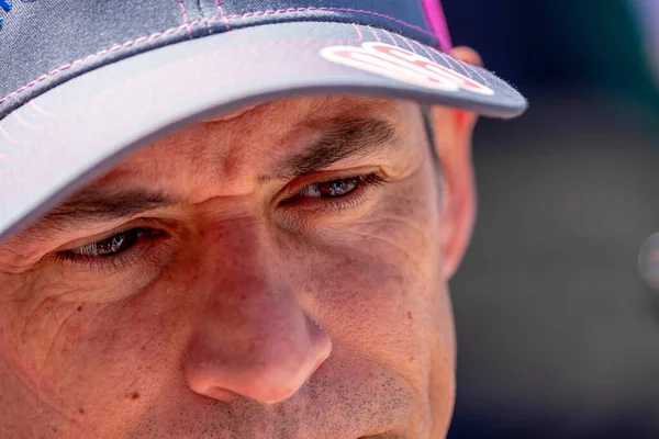 Sao Paulo, Brezilya 'dan HELIO CASTRONEVES (06) Indianapolis, Indiana, ABD' deki Indianapolis Motor Speedway 'deki Indianapolis 500' den önce medyadan soru alıyor.