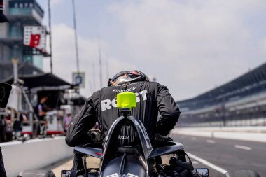 ABD 'li KYLE KIRKWOOD (14) (R) Indianapolis 500 için Indianapolis Motor Pisti' nde antrenman yapmaya hazırlanıyor..