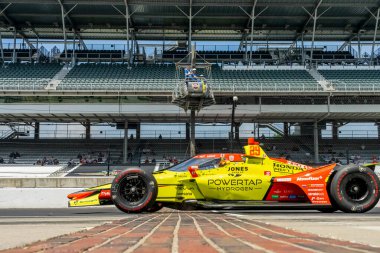 Toronto, Kanada 'dan DEVLIN DeFRANCESCO (29) (R) Indianapolis' teki Indianapolis Motor Yarış Pisti 'nde Indianapolis 500 için yapılan antrenmanda tuğla bahçesini geçti.