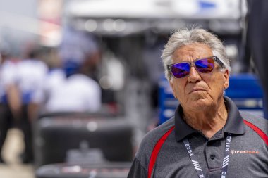 Hall of Fame sürücüsü Mario Andretti Indianapolis 500 için Indianapolis Motor Speedway, Indiana 'da takım çalışmasını izliyor..