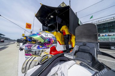 İsviçre Cenevre 'nin Romain GROSJEAN (28) (R) Indianapolis' teki Indianapolis 500 için Indianapolis Motor Yarış Pisti 'nde antrenman yapmaya hazırlanıyor..