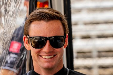 ABD 'li KYLE KIRKWOOD (14) (R) Indianapolis 500 için Indianapolis Motor Pisti' nde antrenman yapmaya hazırlanıyor..