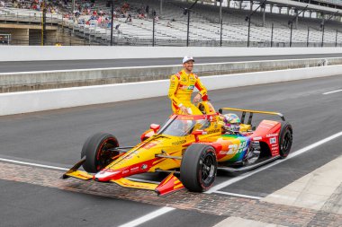 Cenevre 'nin ROMAIN GROSJEAN (28) (R) (Indianapolis, Indiana, ABD' deki Indianapolis Motor Speedway 'de Indianapolis 500' e katıldıktan sonra takım ve arabalarıyla poz vermektedir..