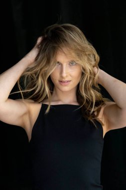 Sarışın bir model bahar havasının tadını çıkarırken dışarıda poz veriyor.