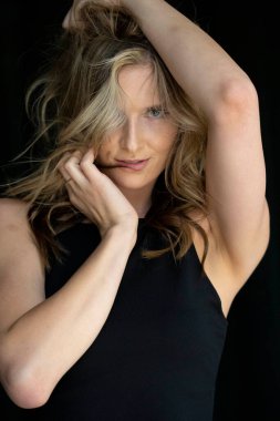 Sarışın bir model bahar havasının tadını çıkarırken dışarıda poz veriyor.