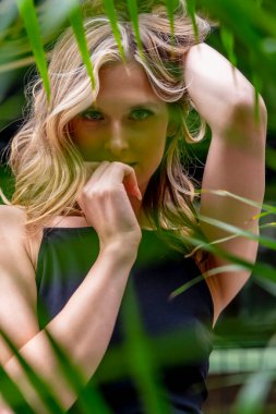 Sarışın bir model bahar havasının tadını çıkarırken dışarıda poz veriyor.