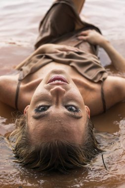 Muhteşem sarışın bir model gölde güzel bir gün geçiriyor.