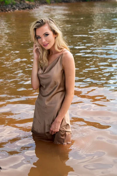 Wspaniała Blondynka Modelka Cieszy Się Dniem Nad Jeziorem — Zdjęcie stockowe