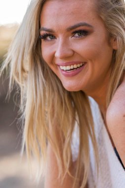 Muhteşem sarışın bir bikini modeli göl kenarında poz verirken yaz havasının tadını çıkarıyor..