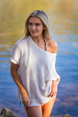 Muhteşem sarışın bir bikini modeli göl kenarında poz verirken yaz havasının tadını çıkarıyor..